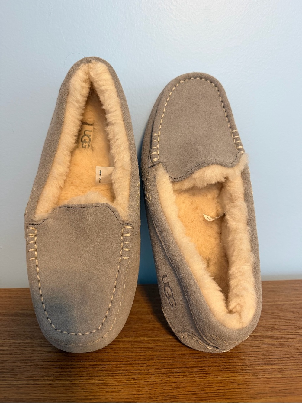 UGG Ansley Women’s Suede Moccasin Slippers in Light Gray with Shearling Lining - Picture 3 of 9
